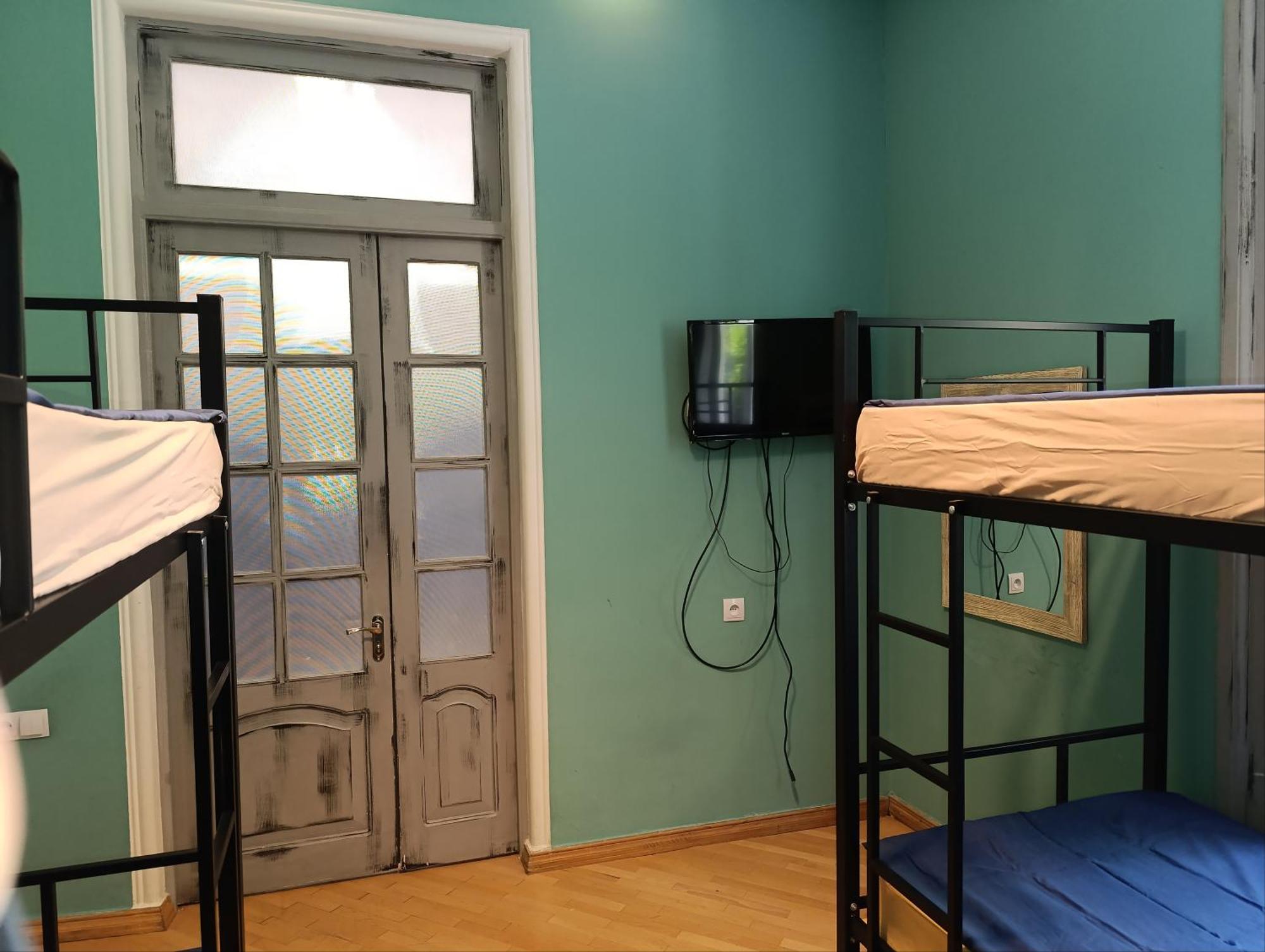 J Square Hostel Тбилиси Экстерьер фото