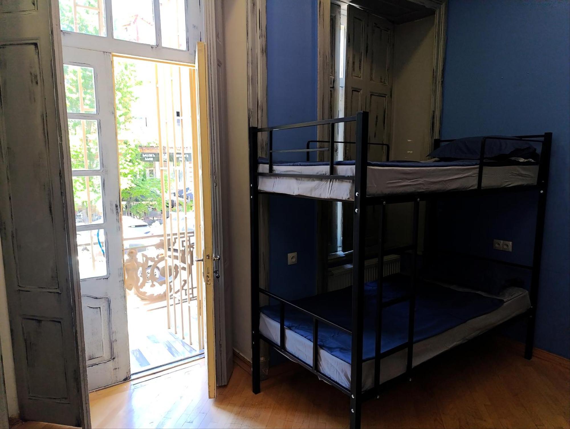 J Square Hostel Тбилиси Экстерьер фото