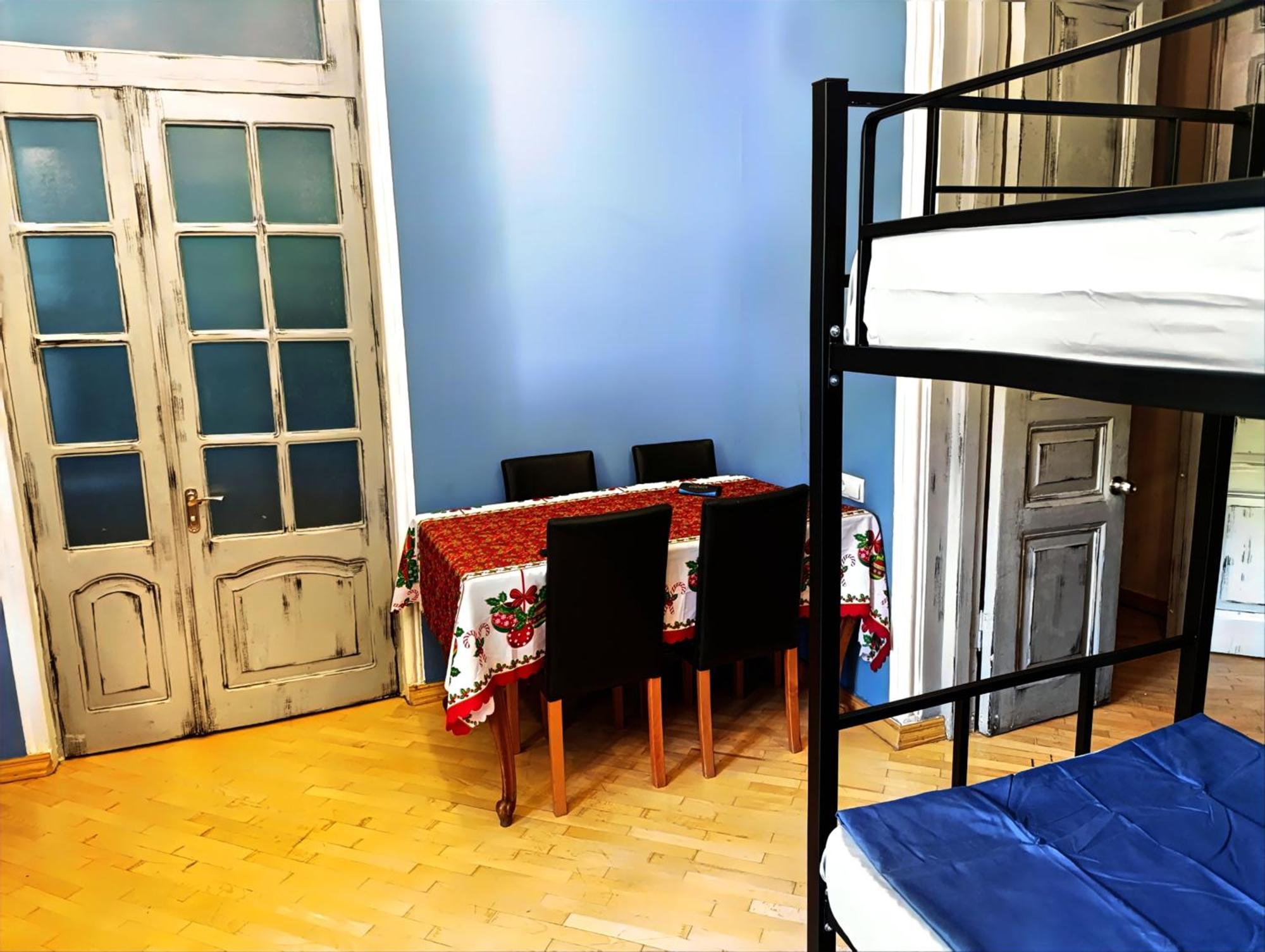 J Square Hostel Тбилиси Экстерьер фото