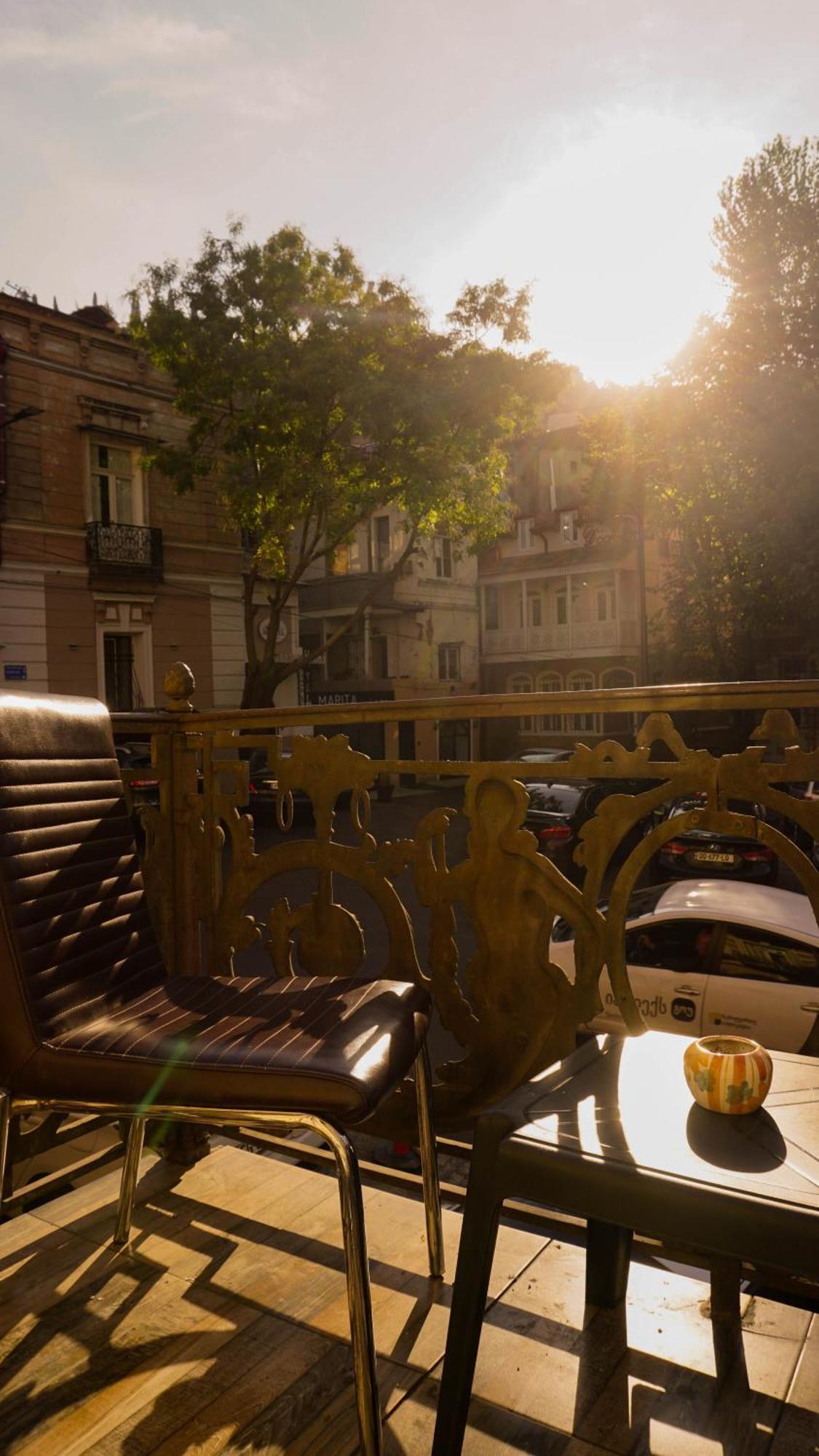 J Square Hostel Тбилиси Экстерьер фото