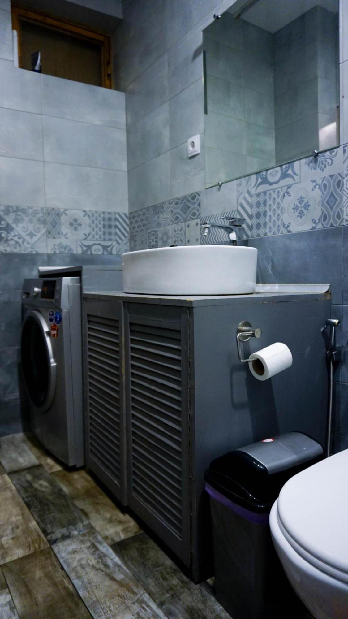 J Square Hostel Тбилиси Экстерьер фото